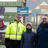 V.l.n.r.: Marc Gemeinhardt, Valérie Marx vun der Initiativ "We are BENU" an den Escher Buergermeeschter Christian Weis | © Morgane Weidig Ekoduerf BENU: Faillite an ofgebrannt - geet et awer virun? | © Morgane Weidig