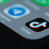 TikTok muss 530 Milliounen Euro Strof bezuelen | ©  Solen Feyissa / Unsplash