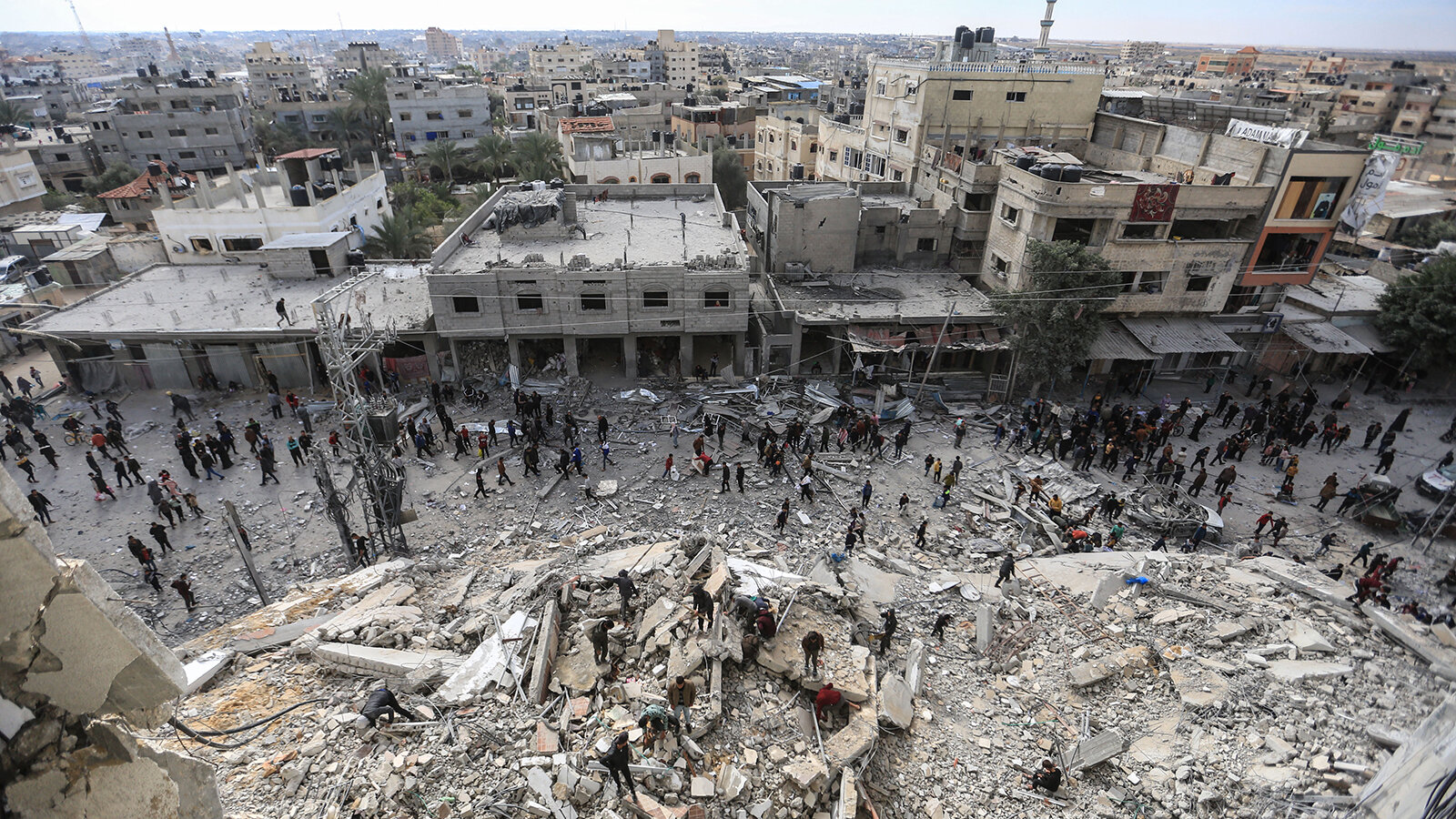 Leit duerchsichen een attackéiert Haus zu Rafah | © picture alliance/dpa | Mohammed Talatene
