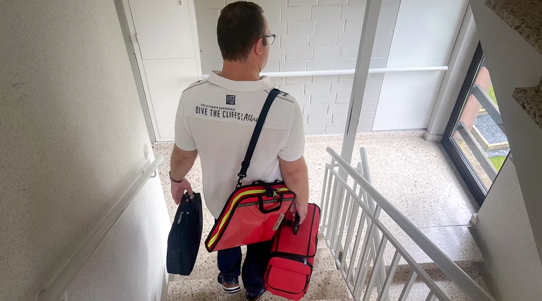 Zwee Mol an der Woch fueren d’Generalisten aus dem Centre Médical vun Housen op Klierf an d'Altersheemer. | © Rick Mertens Zwee Mol an der Woch fueren d’Generalisten aus dem Centre Médical vun Housen op Klierf an d'Altersheemer. | © Rick Mertens