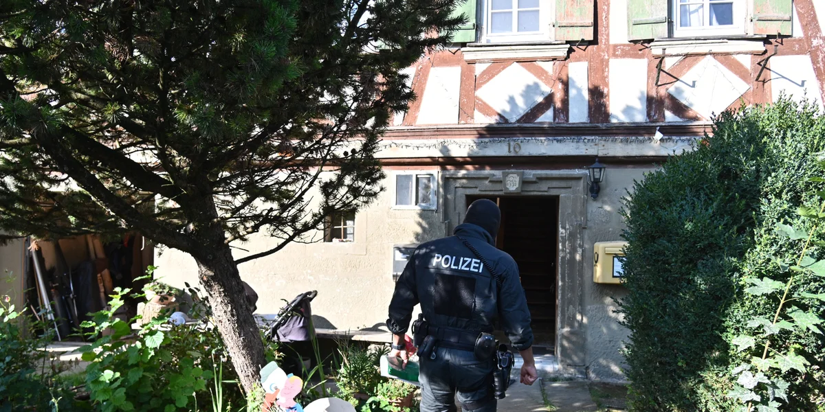 Razzia bei rietsextreemem Veräin Artgemeinschaft | © picture alliance/dpa | Jan-Philipp Strobel Razzia bei rietsextreemem Veräin Artgemeinschaft | © picture alliance/dpa | Jan-Philipp Strobel