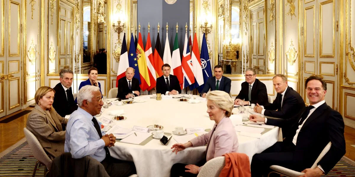 Eng Dosen europäesch Regierungscheffe sinn e Méindeg (17.02) zu Paräis zesumme komm | © picture alliance / Photoshot | -