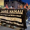Op enger Demonstratioun gëtt den Affer vun der Attack zu Hanau vru 5 Joer geduecht | © picture alliance/dpa | Michael Bauer Fënnef Joer nom rassisteschen Attentat zu Hanau | © picture alliance/dpa | Michael Bauer
