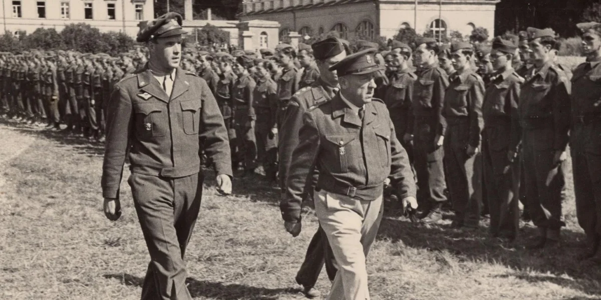 Den Offizéier Arthur Ginter hëlt den Eed vun deenen éischte Rekrutten am Summer 1945 virum “Centre d’ Instruction” zu Walfer of. | © Coll. Albrecht/Klopp MNHM Den Offizéier Arthur Ginter hëlt den Eed vun deenen éischte Rekrutten am Summer 1945 virum “Centre d’ Instruction” zu Walfer of. | © Coll. Albrecht/Klopp MNHM