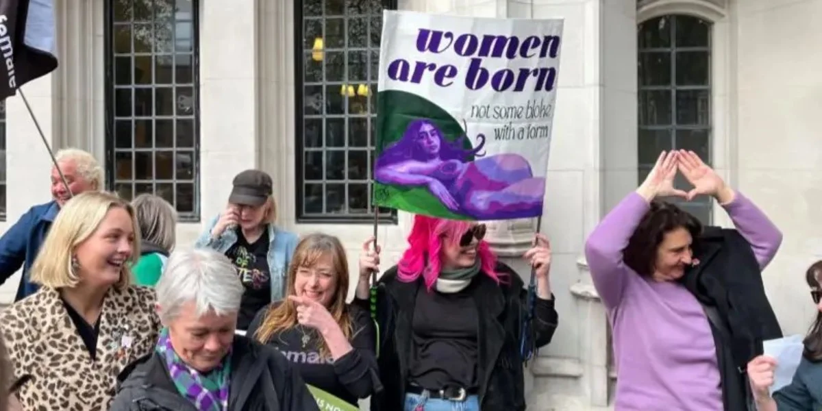 Transfeindlech Aktivistegrupp vun "For Woman Scotland" feieren virum Supreme Court | © BBC