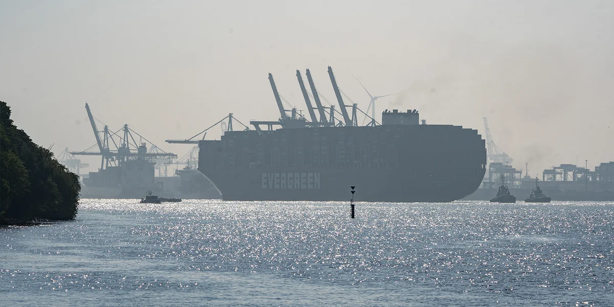 Containerschëff EVERGREEN Ever Glory | © picture alliance / Chris Emil Janßen | Chris Emil Janssen Containerschëff EVERGREEN Ever Glory | © picture alliance / Chris Emil Janßen | Chris Emil Janssen