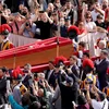 Méi wéi 100.000 Leit wollten dem Poopst haut Äddi soen | © picture alliance/dpa | Christoph Reichwein