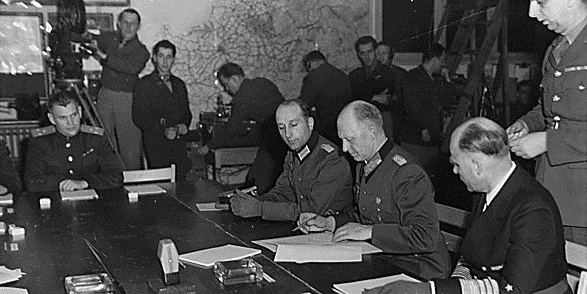 Den Alfred Jodl ënnerschreift d’ Gesamtkapitulation vum däitsche Räich, Reims 7 Mee 1945. | © PD-USGov-Military-Army