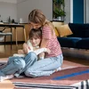 Eenzelpersounen an Onbestuete Koppele sollen an Zukunft kënnen adoptéieren | © picture alliance / Zoonar | Dmitrii Marchenko